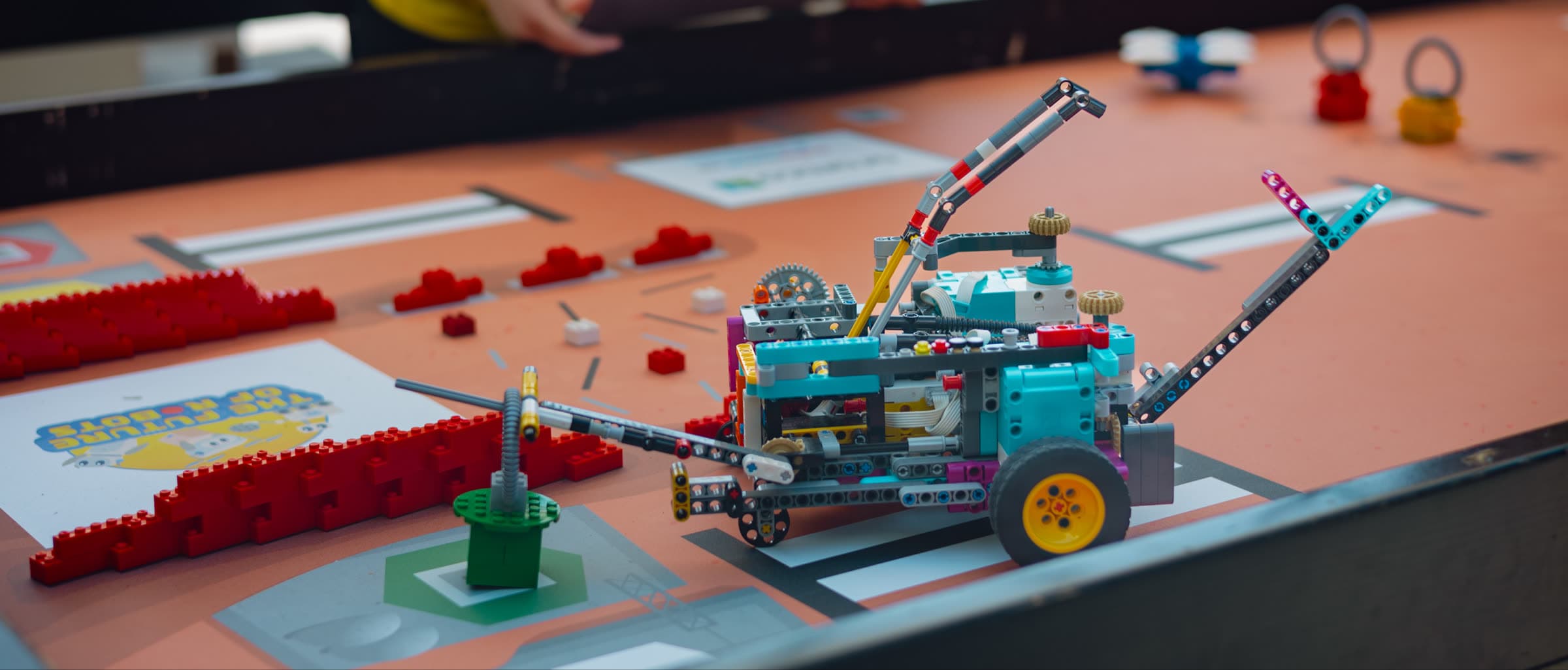 LEGO robot, ki so ga zgradili otroci na naših delavnicah