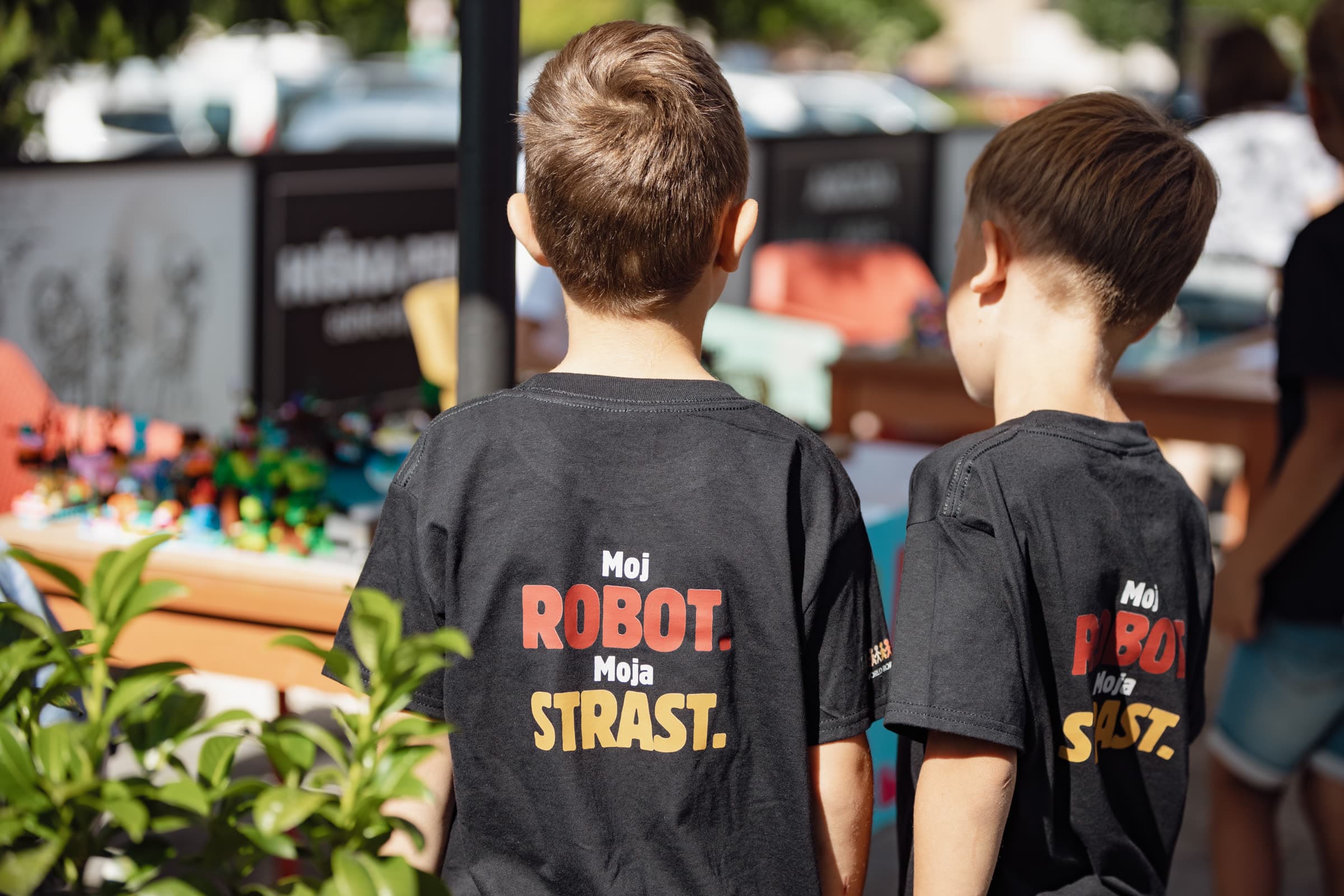 Otroka v majicah 'Moj robot. Moja strast.'
